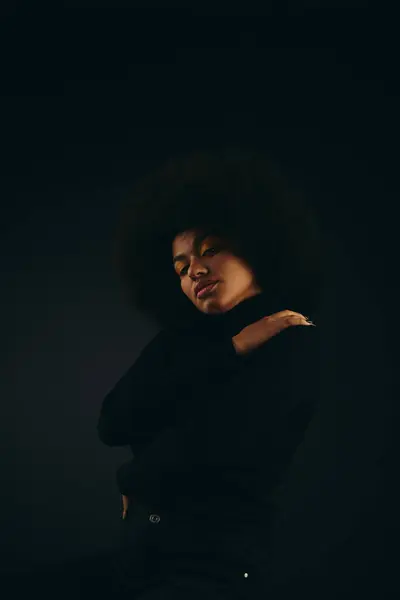Stylish African American woman stands in the dark. — Stock Photo