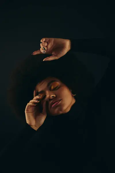 Afroamerikanerin in schwarzer Kleidung posiert aktiv. — Stockfoto