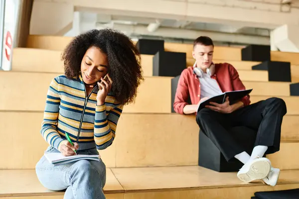 Eine Frau sitzt mit konzentriertem Gesichtsausdruck auf einer Bank und telefoniert mit einem Handy — Stock Photo