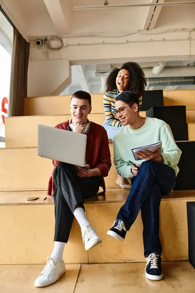 Um grupo multicultural de estudantes sentados e conversando em uma escada dentro de uma universidade ou ensino médio — Fotografia de Stock