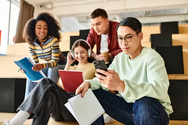 Estudantes multiculturais sentados, olhos fixos na tela do telefone celular, envolvidos em conteúdo digital — Fotografia de Stock