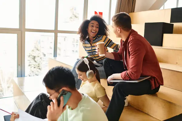 Groupe multiculturel d'étudiants assis ensemble dans les escaliers d'un établissement d'enseignement — Photo de stock