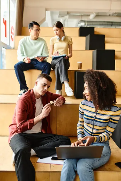 Un grupo de estudiantes multiculturales, incluyendo una chica afroamericana, sentados juntos en la parte superior de una escalera, fomentando la unión — Stock Photo