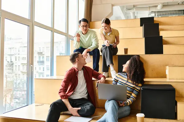 Un grupo multicultural de estudiantes se sienta en los escalones de un edificio de ladrillo, entablando una conversación — Stock Photo