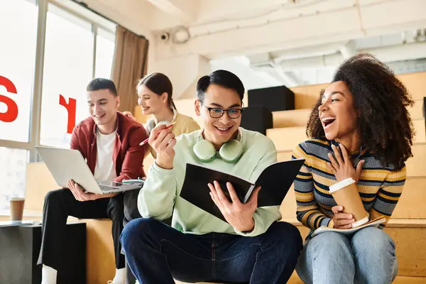 Un groupe multiculturel d'étudiants, y compris afro-américaine et fille noire, assis ensemble dans la discussion. — Photo de stock