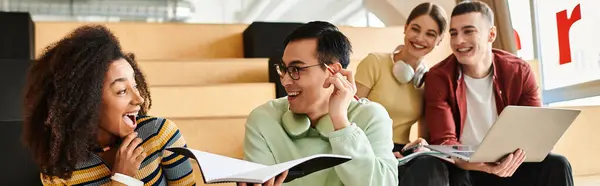 Un grupo multicultural de estudiantes sentados juntos, incluyendo una chica afroamericana, entablando una conversación en el interior. - foto de stock