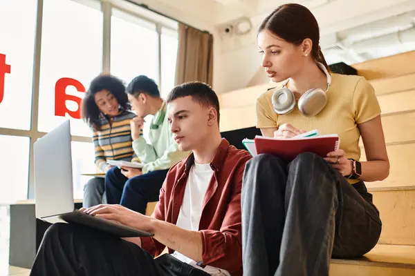 Étudiants multiculturels assis tranquillement ensemble sur les marches d'un grand vieux bâtiment. — Photo de stock