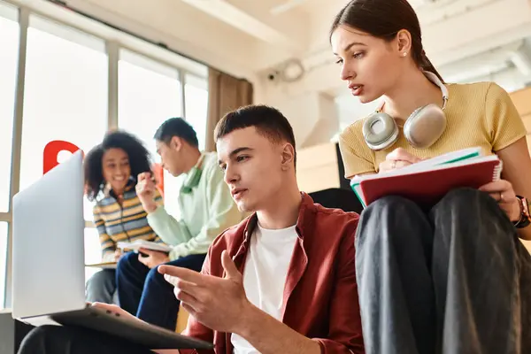 Gli studenti multiculturali siedono intensamente davanti a un computer portatile, immersi nell'educazione virtuale. — Foto stock