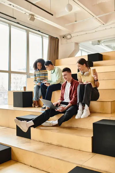 Multicultural friends sit chatting on urban steps, creating a vibrant scene of cultural exchange and community. — Stock Photo