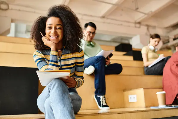 Estudantes multiculturais, incluindo afro-americanos e negros, ouvem atentamente em uma sala de aula universitária. — Fotografia de Stock