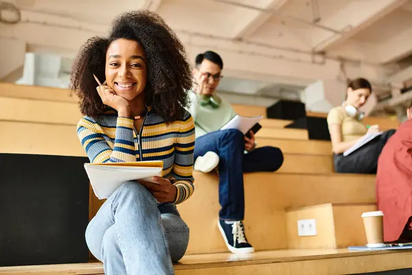 Étudiants multiculturels, y compris afro-américaine et fille noire, écoutez attentivement dans une salle de conférence universitaire. — Photo de stock