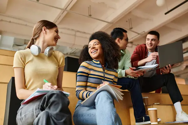 Um grupo multicultural de estudantes, incluindo uma menina afro-americana, participando ativamente de uma palestra em uma universidade. — Fotografia de Stock