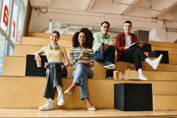 Grupo multicultural de estudantes conversando e relaxando em cima de escadarias antigas no campus universitário. — Fotografia de Stock