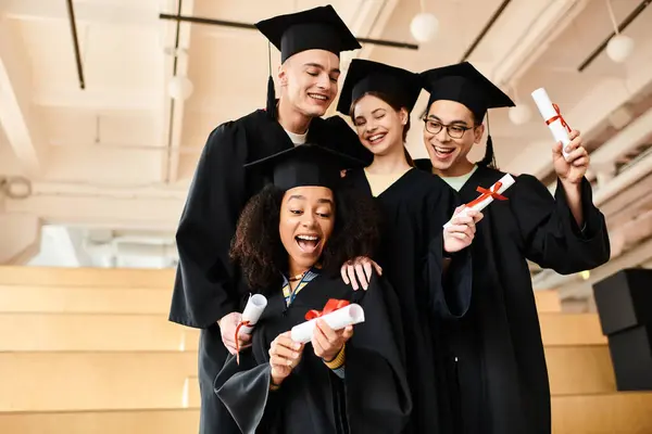 Eine vielfältige Gruppe von Studenten, darunter kaukasische, asiatische und afroamerikanische Individuen, die in Abschlusskleidern und -mützen zusammenstehen. — Stockfoto
