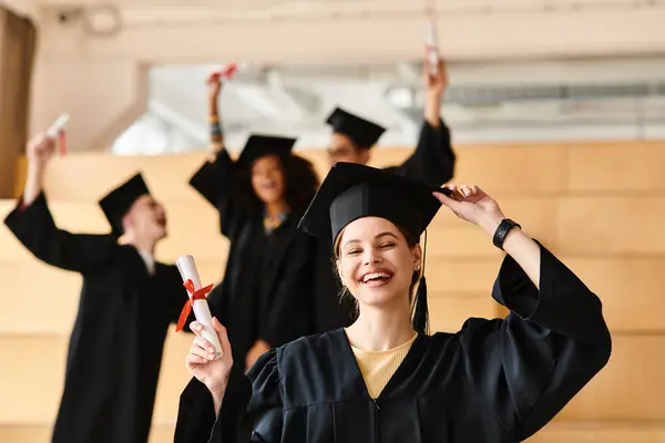 Різноманітна група студентів у випускних сукнях та мінометах, що відзначають їх академічний успіх. — стокове фото