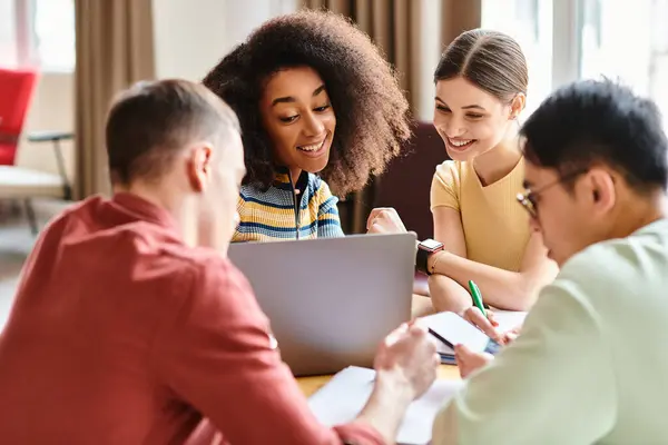 Students from different backgrounds and cultures sit together at a table, discussing ideas and sharing perspectives in an educational setting. — Stock Photo
