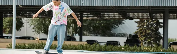 Um jovem patinador cavalga sem esforço em seu skate por um animado passeio em um dia ensolarado de verão. — Fotografia de Stock