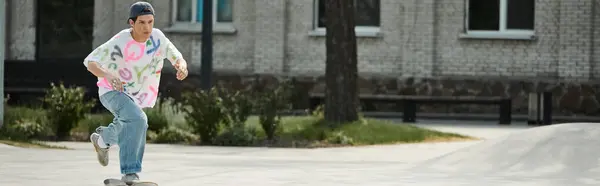 Ein junger Skaterboy in Aktion, der an einem sonnigen Tag in einer pulsierenden urbanen Umgebung mit einem Skateboard auf einem Bürgersteig fährt. — Stockfoto