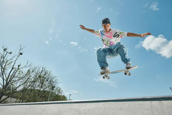 Ein junger Skater-Junge trotzt der Schwerkraft und schwebt mit seinem Skateboard in einem sonnigen Skatepark durch die Luft. — Stockfoto
