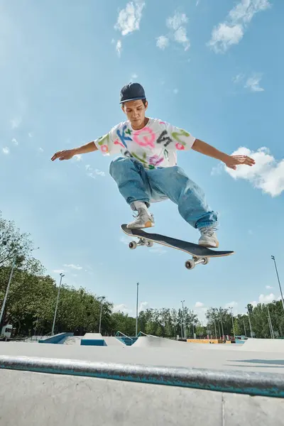 Um jovem confiantemente monta seu skate até a inclinação íngreme de uma rampa em um parque de skate ao ar livre ensolarado. — Fotografia de Stock