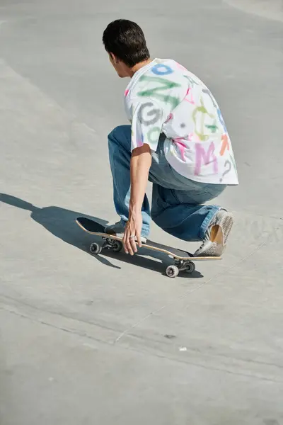 Молодой скейтбордист наслаждается катанием на скейтборде по крутому цементному пандусу в открытом скейтпарке в солнечный летний день. — стоковое фото