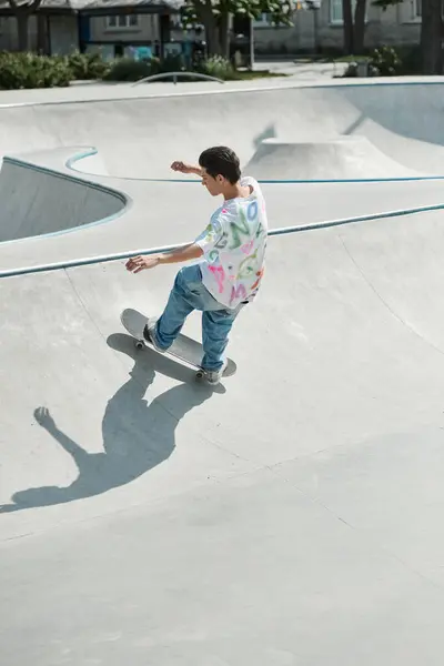 Um jovem habilmente monta um skate para cima no lado de uma rampa em um vibrante parque de skate ao ar livre em um dia ensolarado. — Fotografia de Stock
