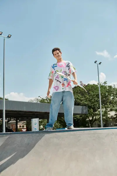 Junge Skater fährt an einem sonnigen Sommertag selbstbewusst mit dem Skateboard die Rampe eines belebten Outdoor-Skateparks hinauf. — Stockfoto