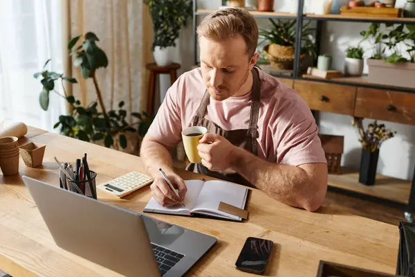 Um homem sofisticado desfrutando de uma xícara de café em uma mesa em um ambiente acolhedor. — Fotografia de Stock