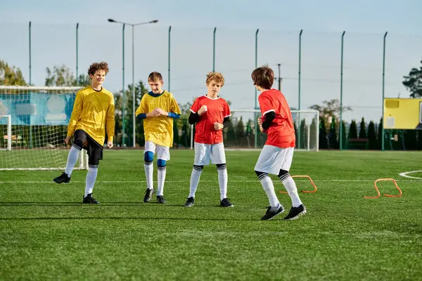 Eine Gruppe junger Jungen steht stolz an der Spitze eines Fußballfeldes und feiert ihre Leistung mit Freude und Triumph. — Stockfoto