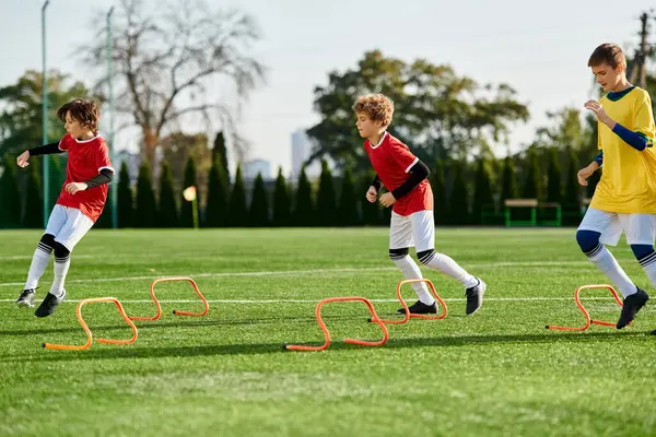 Жива група молодих хлопчиків займається інтенсивною грою в футбол, бігом, ударом і стратегією на трав'яному полі. — стокове фото