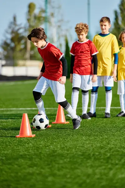 Eine Gruppe kleiner Kinder spielt energisch Fußball, rennt, tritt und lacht auf einer Rasenfläche. Einige Kinder dribbeln den Ball, während andere versuchen, Tore zu schießen. Das Spiel ist voller Spannung und Teamwork. — Stockfoto