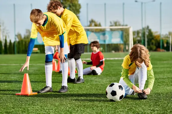 Um grupo de crianças pequenas em camisas coloridas entusiasticamente jogando um jogo de futebol em um campo gramado. Eles estão driblando, passando e marcando gols, mostrando trabalho em equipe e esportivismo. — Fotografia de Stock