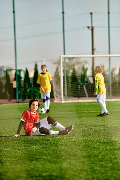 Um grupo de crianças entusiasmadas está jogando um animado jogo de futebol. Eles estão correndo, driblando, passando e chutando a bola em um campo gramado, exibindo trabalho de equipe e esportivismo. — Fotografia de Stock