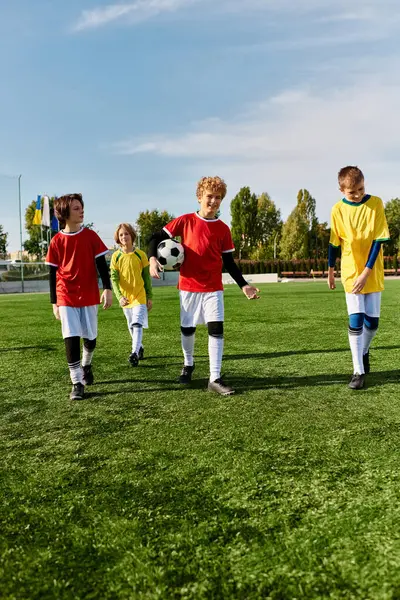 Um grupo diversificado de jovens rapazes entusiastas estão orgulhosos no topo de um campo de futebol, olhando para o horizonte com determinação e alegria após um jogo. — Fotografia de Stock