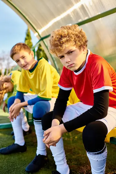 A diverse group of young men sitting closely together, engaged in deep conversation and laughter. Each individual exudes a sense of camaraderie and connection as they share stories and bond with one another. — Stock Photo