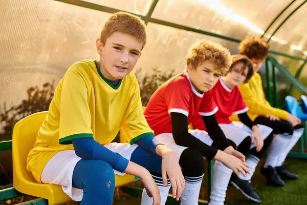 A tight-knit group of young men sitting closely together, conversing and laughing. Their camaraderie is evident as they share stories and jokes, creating a warm and vibrant atmosphere. — Stock Photo