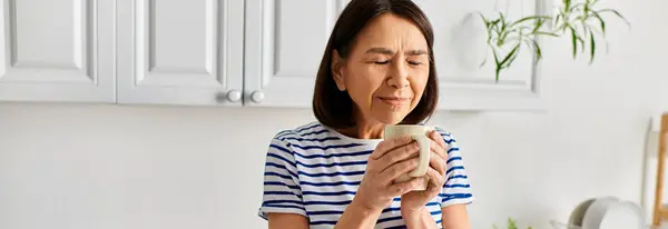 Une femme élégante chérit une tasse de café chaud dans ses mains. — Photo de stock