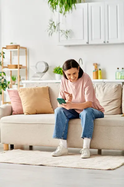 Une femme mûre se détend sur un canapé dans un cadre confortable salon. — Photo de stock