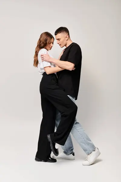 A man and woman gracefully sway together in an intimate dance, showcasing their love and connection. — Stock Photo