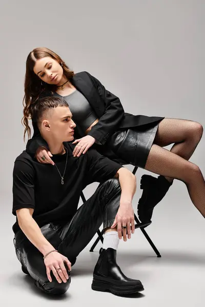 Un homme et une femme s'assoient côte à côte sur des chaises, un moment de calme compréhension entre eux. — Photo de stock