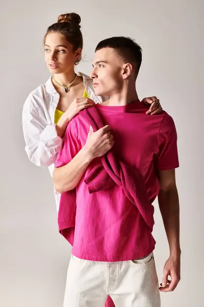 Un jeune homme et une jeune femme élégants prennent une pose dans un cadre de studio, respirant l'amour et l'harmonie. — Photo de stock