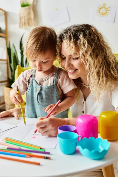 Una madre e sua figlia minore si impegnano nell'apprendimento Montessori a un tavolo pieno di materiali educativi colorati.. — Foto stock
