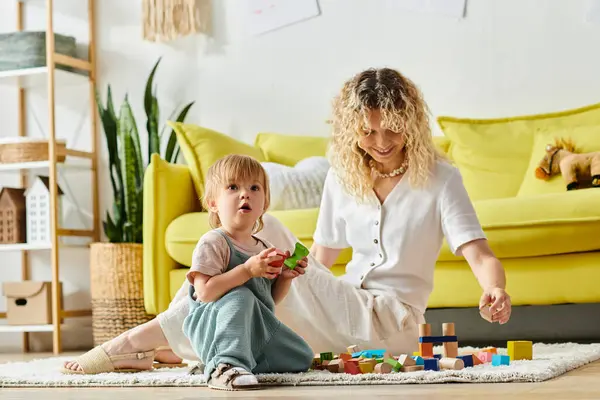 Curly mãe e filha criança envolver-se na educação método Montessori brincalhão em casa, sentado no chão. — Fotografia de Stock
