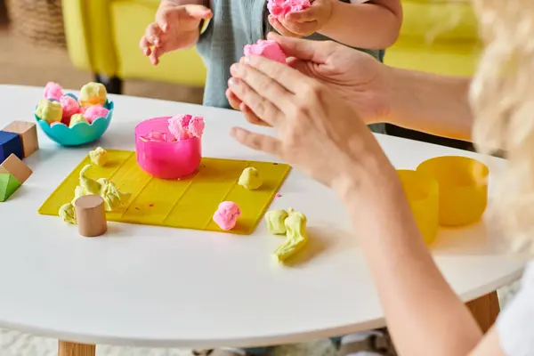Mãe e sua filha criança se envolver em jogo criativo, moldando e moldando massa de jogo colorido usando o método Montessori. — Fotografia de Stock