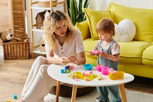 Madre riccia e figlia bambina giocano felicemente con i giocattoli, praticando l'educazione Montessori a casa.. — Foto stock