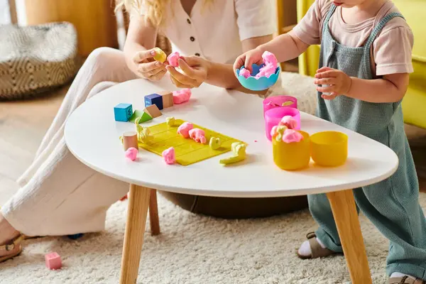 Mutter und Kleinkind spielen mit Montessori-Lernspielzeug zu Hause. — Stockfoto