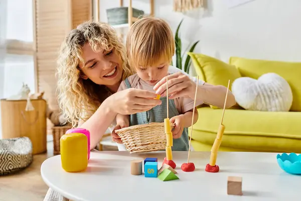Una donna e un bambino felicemente impegnati nel metodo Montessori di educazione a casa. — Foto stock