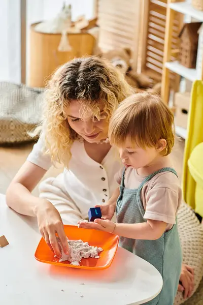 Uma mãe encaracolada e sua filha se envolvem em Montessori aprendendo em uma mesa em uma casa aconchegante. — Fotografia de Stock