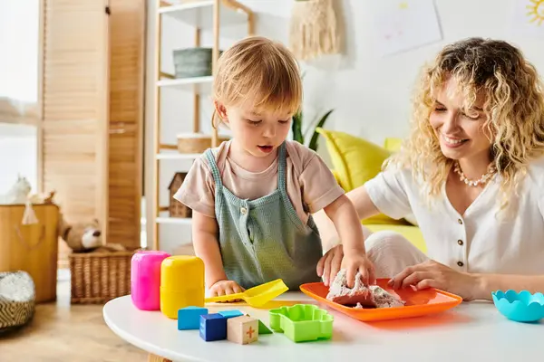 Uma mãe encaracolada e sua filha criança estão brincando alegremente com brinquedos Montessori em casa, fomentando a criatividade e a aprendizagem. — Fotografia de Stock