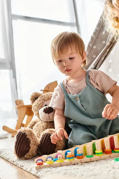 Kleinkind spielt fröhlich mit Spielzeugeisenbahn, erkundet die Wunder der Kindheit und fördert mit Montessori-Erziehung Kreativität. — Stockfoto